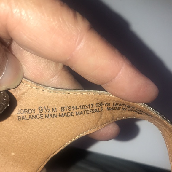 Women’s Bare Traps Die-Cut Sandals - Picture 12 of 12